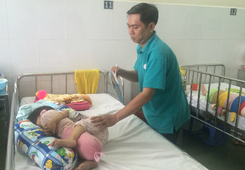 Trẻ đang điều trị tại khoa Tiêu hóa, Bệnh viện Nhi đồng 1. Ảnh: Lê Phương.