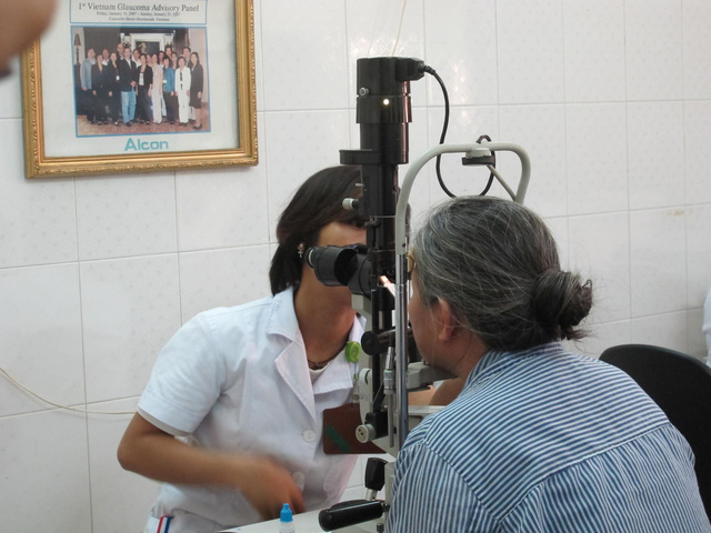Khám mắt cho bệnh nhân mắc Glôcôm tại BV Mắt Trung ương. Ảnh: H.Hải