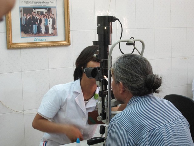 Khám mắt cho bệnh nhân glôcôm tại BV Mắt Trung ương. Ảnh: H.Hải